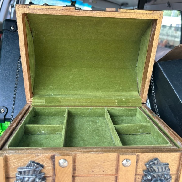 Vintage wooden treasure chest skull bones pirate jewelry box - Picture 6 of 6